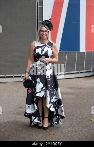 Ascot, Berkshire, Großbritannien. September 2024. Nach einem heftigen Regen über Nacht kam es heute Morgen wieder auf der Ascot Racecourse zum Big Ascot Food & Wine Festival in Verbindung mit Chapel Down. Eine gelbe Wetterwarnung für Regen bleibt bis heute Abend bestehen. Quelle: Maureen McLean/Alamy Live News Stockfoto