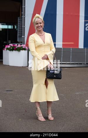 Ascot, Berkshire, Großbritannien. September 2024. Nach einem heftigen Regen über Nacht kam es heute Morgen wieder auf der Ascot Racecourse zum Big Ascot Food & Wine Festival in Verbindung mit Chapel Down. Eine gelbe Wetterwarnung für Regen bleibt bis heute Abend bestehen. Quelle: Maureen McLean/Alamy Live News Stockfoto