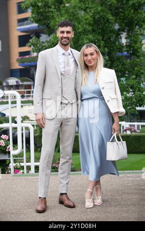 Ascot, Berkshire, Großbritannien. September 2024. Nach einem heftigen Regen über Nacht kam es heute Morgen wieder auf der Ascot Racecourse zum Big Ascot Food & Wine Festival in Verbindung mit Chapel Down. Eine gelbe Wetterwarnung für Regen bleibt bis heute Abend bestehen. Quelle: Maureen McLean/Alamy Live News Stockfoto