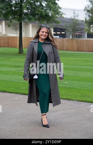 Ascot, Berkshire, Großbritannien. September 2024. Nach einem heftigen Regen über Nacht kam es heute Morgen wieder auf der Ascot Racecourse zum Big Ascot Food & Wine Festival in Verbindung mit Chapel Down. Eine gelbe Wetterwarnung für Regen bleibt bis heute Abend bestehen. Quelle: Maureen McLean/Alamy Live News Stockfoto