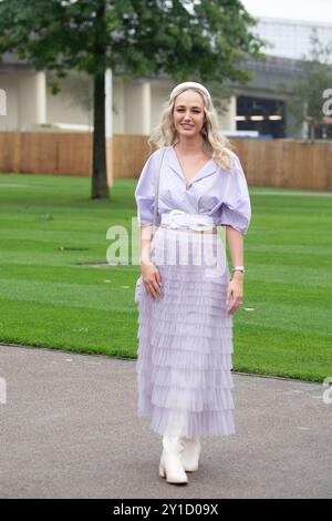 Ascot, Berkshire, Großbritannien. September 2024. Nach einem heftigen Regen über Nacht kam es heute Morgen wieder auf der Ascot Racecourse zum Big Ascot Food & Wine Festival in Verbindung mit Chapel Down. Eine gelbe Wetterwarnung für Regen bleibt bis heute Abend bestehen. Quelle: Maureen McLean/Alamy Live News Stockfoto