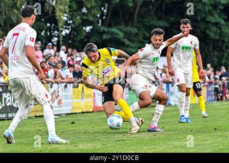 05.09.2024, GW-tec Arena, Dinkelscherben, GER, FSP FC Augsburg vs SSV Ulm 1846, Benefizspiel zugunsten der Hochwasseropfer im Bild Niklas K?lle/Koelle (SSV Ulm, #17), Mahmut K?c?ksahin/Kuecueksahin (FC Augsburg, #42) Foto ? Die nordphoto GmbH/Hafner DFL-Vorschriften verbieten die Verwendung von Fotos als Bildsequenzen und/oder Quasi-Video Stockfoto