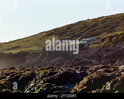 Ein Haus an der Küste am Manorbier Beach. Stockfoto