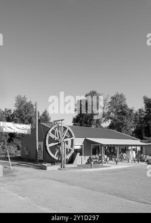 Historische Schmutzmühle in Aynor, South Carolina, USA, die Steinmetze und andere lokale Waren für Reisende anbietet. Stockfoto