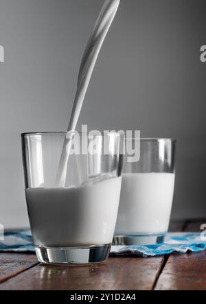 Ein Glas Kuhmilch auf dem Tisch. Stockfoto