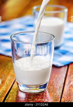 Ein Glas Kuhmilch auf dem Tisch. Stockfoto