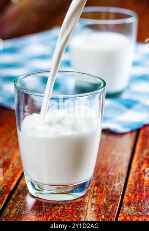 Ein Glas Kuhmilch auf dem Tisch. Stockfoto