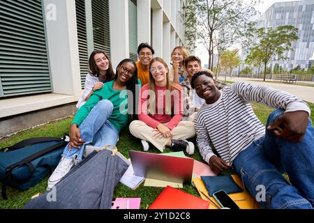 Porträt verschiedener junger Studentenfreunde, die fröhlich aussehen und draußen in die Kamera lächeln. Stockfoto