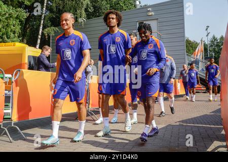 Zeist, Niederlande. September 2024. ZEIST, NIEDERLANDE - 6. SEPTEMBER: Xavi Simons aus den Niederlanden, Joshua Zirkzee aus den Niederlanden, Jeremie Frimpong aus den Niederlanden während eines Trainings der niederländischen Fußballmannschaft vor dem Spiel der UEFA Nations League zwischen den Niederlanden und Bosnien und Herzegowina auf dem KNVB-Campus am 6. September 2024 in Zeist, Niederlande. (Foto: Broer van den Boom/Orange Pictures) Credit: Orange Pics BV/Alamy Live News Stockfoto