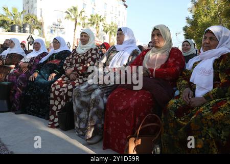 enin, Palästina, 18. März 2019. Die Al-Zenar-Frauengruppe während des „Weizen und Öl“-Festivals in der Stadt Jenin im nördlichen Westjordanland. Die Frauen, die traditionelle palästinensische Kleidung tragen, stammen aus dem Dorf Asira im Norden von Nablus, und ihre Gruppe zielt darauf ab, das palästinensische Erbe und die Folklore zu erhalten und wiederzubeleben Stockfoto