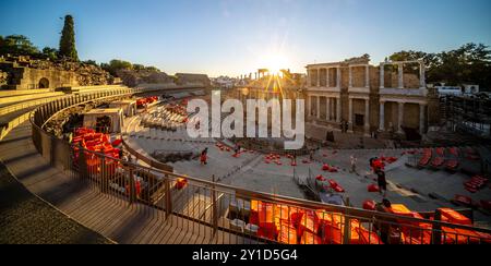 Merida, Spanien, 15. August 2024, atemberaubender Blick auf den Sonnenuntergang des römischen Theaters in Merida, Spanien, während es sich auf eine bevorstehende Vorstellung vorbereitet. Das alte Archit Stockfoto