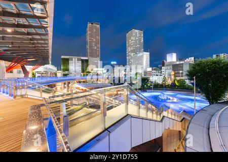 Gifu City, japanische Stadtlandschaft vom Bahnhof zur blauen Stunde. Stockfoto