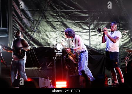 EZRA COLLECTIVE, GREEN MAN FESTIVAL, 2024: Die Jazzband Ezra Collective spielt die Mountain Stage und zieht die größte Menschenmenge des Wochenendes an. Tag des Green man Festivals 2024 im Glanusk Park, Brecon, Wales. Foto: Rob Watkins. INFO: Ezra Collective ist eine britische Jazzband mit einer riesigen Live-Fangemeinde, die dafür bekannt ist, Jazz mit Afrobeat-, Hip-Hop- und Funk-Einflüssen zu vermischen. Ihr lebendiger, energiereicher Sound zeigt komplizierte Rhythmen, dynamische Improvisation und ein starkes Gefühl der Zusammenarbeit, die die Grenzen des modernen Jazz überschreiten und gleichzeitig verschiedene musikalische Traditionen zelebrieren. Stockfoto