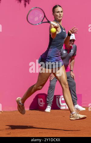 Montreux Schweiz, 09 06 2024: ANCA Todoni (ROM) gegen Victoria Jimenez Kasintseva (AND) während der WTA 125 Montreux Nestle Open 2024 Achtelfinale am fünften Tag im Montreux Tennis Club. Während der WTA 125 Montreux Nestle Open, internationales Tennisspiel in Montreux, Schweiz, 06. September 2024 Stockfoto