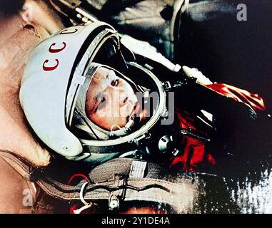 Juri Gagarin (1934–1968) sowjetischer Kosmonaut, der als erster Mensch im Weltraum die Erde umkreiste, fotografierte er in der Weltraumkapsel Wostok 3KA vor dem Start der Wostok 1 am 12. April 1961. Stockfoto