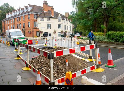 Eton, Großbritannien. September 2024. Die für Cadent arbeitenden Gasnetzbetreiber bleiben in Eton High Street, Eton, Windsor, Berkshire, und entfernen Wasser aus Gasleitungen, nachdem eine angebliche Wasserleitung der Themse geplatzt war. Viele Haushalte in der Eton High Street haben seit Anfang dieser Woche keine Gaslieferungen mehr. Cadent rät den Haushalten, ihre Gasversorgung nicht anzuschalten, bis ein Cadent-Ingenieur ihre Häuser besucht hat. Bisher wurden über 12.000 Liter Wasser ausgepumpt, in den Gasleitungen ist jedoch noch Wasser vorhanden. Mehr als 30 Techniker und Support-Mitarbeiter sind vor Ort. Ein Teil der Eton High Street hat Temp Stockfoto