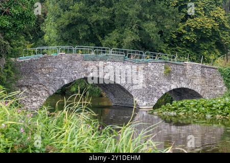 Eine alte Steinbrücke in der Nähe der Ruinen von Waverley Abbey, Farnham, Surrey Stockfoto