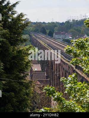 Das Eisenbahnviadukt über den Fluss Tees in Yarm, England, Großbritannien. Blick von oben Stockfoto