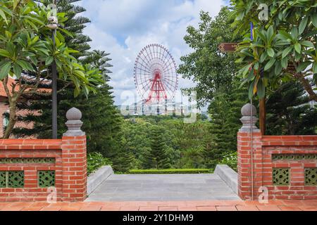 Hal Long Vietnam Blick auf das wunderschöne Fährrad vom Chua Bao Hai Linh Point. Vergnügungspark. Vergnügungsfahrt. Sonnenrad Anzeigen. Juni 11,2024 Stockfoto