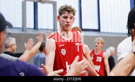 Würzburg, Deutschland. September 2024. Im Bild: Hannes Steinbach (Würzburg Baskets, 7) 05.09.2024, FIT/One Würzburg Baskets vs. PS Karlsruhe LIONS, Vorbereitungsspiel, Deutschland, Würzburg, Trainingszentrum, Quelle: dpa/Alamy Live News Stockfoto