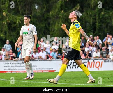 05.09.2024, GW-tec Arena, Dinkelscherben, DE, FSP, FC Augsburg vs SSV Ulm 1846, Benefizspiel zugunsten der Hochwasseropfer im Bild Niklas K?lle/Koelle (SSV Ulm, #17), im Hintergrund Keven Schlotterbeck (FC Augsburg, #31) Foto ? Nordphoto GmbH/Hafner DFL-Bestimmungen verbieten jede Verwendung von Fotos als Bildsequenzen und/oder Quasi-Video. Credit: dpa Picture Alliance/Alamy Live News Stockfoto