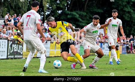 05.09.2024, GW-tec Arena, Dinkelscherben, DE, FSP, FC Augsburg vs SSV Ulm 1846, Benefizspiel zugunsten der Hochwasseropfer im Bild Yusuf Kabadayi (FC Augsburg, #7), Niklas K?lle/Koelle (SSV Ulm, #17), Mahmut K?c?ksahin/Kuecueksahin (FC Augsburg, #42) Foto ? Nordphoto GmbH/Hafner DFL-Bestimmungen verbieten jede Verwendung von Fotos als Bildsequenzen und/oder Quasi-Video. Credit: dpa Picture Alliance/Alamy Live News Stockfoto