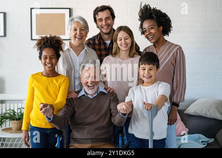 Erweiterte multiethnische, vielfältige Familie mit Kindern, Großeltern und Eltern, die gemeinsam Spaß haben Stockfoto