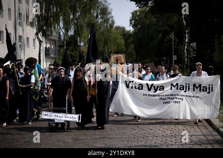 Gedenkmarsch und Strassenumbenennung Afrikanisches Viertel DEU, Deutschland, Deutschland, Berlin, 23.08.2024 Demonstranten der Diaspora beim Gedenkmarsch und der Zeremonie Strassenumbenennung der Petersallee in die Maji-Maji-Allee und die Anna-Mungunda-Allee am Manga-Bell-Platz im Afrikanischen Viertel am Internationalen Tag der Erinnerung an den Sklavenhandel und seine Abschaffung in Berlin Wedding Deutschland. Die Umbennung geht auf die Initiative dekolonisieren die Stadt zurueck und erinnert an die Verbrechen der deutschen Kolonialherrschaft , die gefallenen WiÂderÂstandsÂkaempÂfeÂr im Maji-Maji-Kri Stockfoto