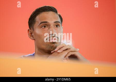 Zeist, Niederlande. September 2024. ZEIST, NIEDERLANDE - 6. SEPTEMBER: Tijjani Reijnders aus den Niederlanden sieht auf der Pressekonferenz der niederländischen Fußballmannschaft vor dem Spiel der UEFA Nations League zwischen den Niederlanden und Bosnien und Herzegowina auf dem KNVB-Campus am 6. September 2024 in Zeist, Niederlande, zu. (Foto: Broer van den Boom/Orange Pictures) Credit: dpa/Alamy Live News Stockfoto