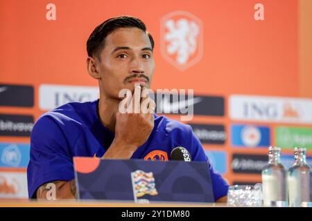 Zeist, Niederlande. September 2024. ZEIST, NIEDERLANDE - 6. SEPTEMBER: Tijjani Reijnders aus den Niederlanden sieht auf der Pressekonferenz der niederländischen Fußballmannschaft vor dem Spiel der UEFA Nations League zwischen den Niederlanden und Bosnien und Herzegowina auf dem KNVB-Campus am 6. September 2024 in Zeist, Niederlande, zu. (Foto: Broer van den Boom/Orange Pictures) Credit: dpa/Alamy Live News Stockfoto