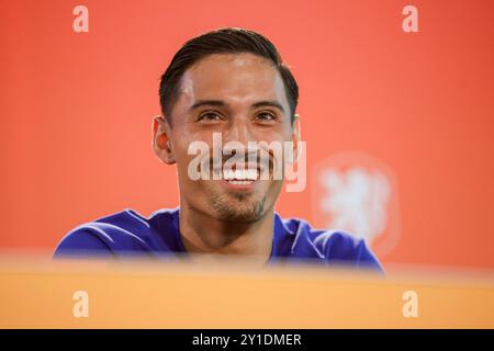 Zeist, Niederlande. September 2024. ZEIST, NIEDERLANDE - 6. SEPTEMBER: Tijjani Reijnders aus den Niederlanden lächelt während der Pressekonferenz der niederländischen Fußballmannschaft vor dem Spiel der UEFA Nations League zwischen den Niederlanden und Bosnien und Herzegowina auf dem KNVB-Campus am 6. September 2024 in Zeist, Niederlande. (Foto: Broer van den Boom/Orange Pictures) Credit: dpa/Alamy Live News Stockfoto