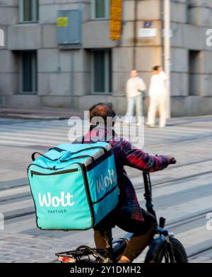 Wolt-Fahrer auf dem Fahrrad in Aleksanterinkatu, Helsinki, Finnland am 3. September 2024. Stockfoto