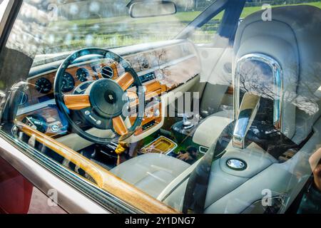 Lissabon, Portugal - 20. Januar 2024: Innenraum des luxuriösen Rolls-Royce Phantom Drop Head Coupés durch Türfenster. Stockfoto