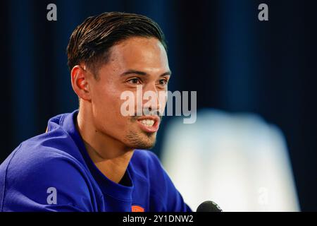 Zeist, Niederlande. September 2024. ZEIST, NIEDERLANDE - 6. SEPTEMBER: Tijjani Reijnders aus den Niederlanden blickt auf die Pressekonferenz der niederländischen Fußballmannschaft vor dem Spiel der UEFA Nations League zwischen den Niederlanden und Bosnien und Herzegowina; auf dem KNVB Campus am 6. September 2024 in Zeist, Niederlande. (Foto: Broer van den Boom/Orange Pictures) Credit: dpa/Alamy Live News Stockfoto