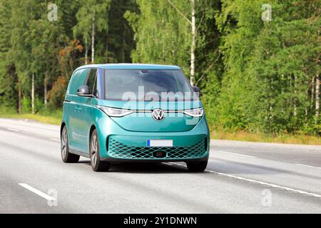 Batterie elektrisch grün Volkswagen ID. Buzz Van Jahr 2024 auf der Straße an einem Sommertag. Humppila, Finnland. August 2024. Stockfoto