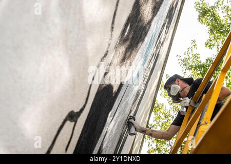 Mlada Boleslav, Tschechische Republik. September 2024. Einzigartige Streetart-Veranstaltung Mesto=Galerie (Stadt=Galerie) mit Interventionen im öffentlichen Raum, mit Graffiti, Streetart, Workshops und Spaß in Mlada Boleslav, Tschechische Republik, 6. September 2024. Bildgemälde, Wandgemälde des Duos Obras Akrobad in Mlada Boleslav, Tschechische Republik. Quelle: Radek Petrasek/CTK Photo/Alamy Live News Stockfoto