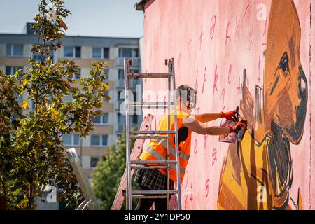 Mlada Boleslav, Tschechische Republik. September 2024. Einzigartige Streetart-Veranstaltung Mesto=Galerie (Stadt=Galerie) mit Interventionen im öffentlichen Raum, mit Graffiti, Streetart, Workshops und Spaß in Mlada Boleslav, Tschechische Republik, 6. September 2024. Bildgemälde des tschechischen Künstlers Toy Box in Mlada Boleslav, Tschechische Republik. Quelle: Radek Petrasek/CTK Photo/Alamy Live News Stockfoto