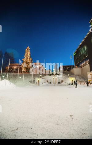 Verschneite Treppen vor dem Arktikum Museum in Rovaniemi, Lappland im Winter bei Nacht Stockfoto