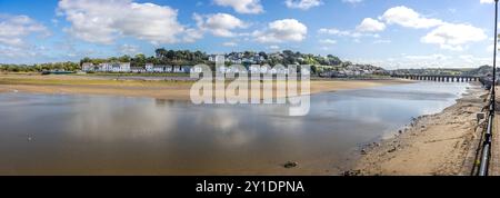 Panoramablick auf East Bideford über den Fluss Torridge bei Ebbe mit wunderschönen Reflexionen, Devon, Großbritannien Stockfoto