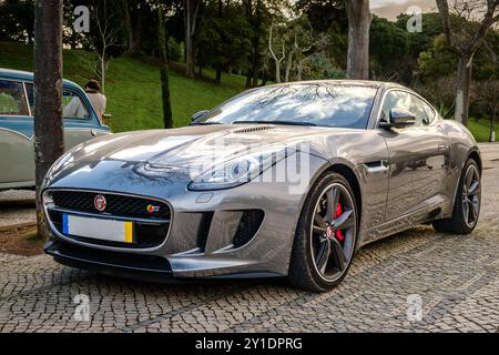 Lissabon, Portugal - 20. Januar 2024: Elegantes Jaguar F-TYPE Coupé auf Kopfsteinpflasterstraße. Zweisitziger zweitüriger Grand Tourer-Klasse vom Jaguar Land Rover Hersteller Stockfoto