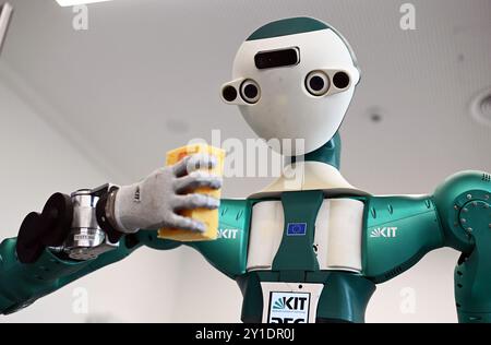 Karlsruhe, Deutschland. September 2024. Am Karlsruher Institut für Technologie (KIT) zeigt das Institut für Anthropomatik und Robotik (IAR) den humanoiden Roboter ARMAR-6, der einen Schwamm in der Hand hält. Quelle: Uli Deck/dpa/Alamy Live News Stockfoto