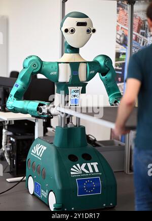 Karlsruhe, Deutschland. September 2024. Am Karlsruher Institut für Technologie (KIT) ist der humanoide Roboter ARMAR-6 am Institut für Anthropomatik und Robotik (IAR) zu sehen. Quelle: Uli Deck/dpa/Alamy Live News Stockfoto