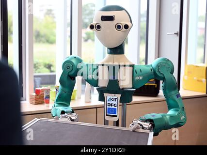 Karlsruhe, Deutschland. September 2024. Am Karlsruher Institut für Technologie (KIT) ist der humanoide Roboter ARMAR-6 am Institut für Anthropomatik und Robotik (IAR) zu sehen. Quelle: Uli Deck/dpa/Alamy Live News Stockfoto