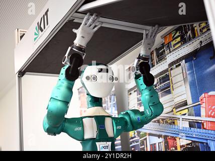 Karlsruhe, Deutschland. September 2024. Am Karlsruher Institut für Technologie (KIT) ist der humanoide Roboter ARMAR-6 am Institut für Anthropomatik und Robotik (IAR) zu sehen. Quelle: Uli Deck/dpa/Alamy Live News Stockfoto