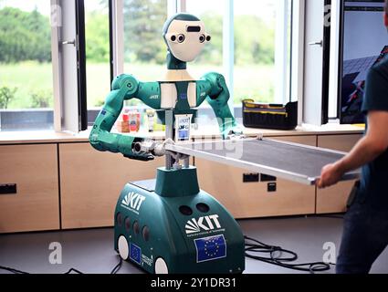 Karlsruhe, Deutschland. September 2024. Am Karlsruher Institut für Technologie (KIT) ist der humanoide Roboter ARMAR-6 am Institut für Anthropomatik und Robotik (IAR) zu sehen. Quelle: Uli Deck/dpa/Alamy Live News Stockfoto