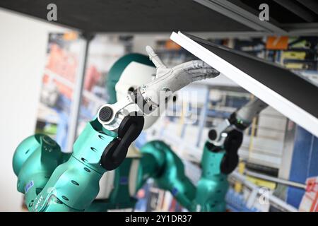 Karlsruhe, Deutschland. September 2024. Am Karlsruher Institut für Technologie (KIT) ist der humanoide Roboter ARMAR-6 am Institut für Anthropomatik und Robotik (IAR) zu sehen. Quelle: Uli Deck/dpa/Alamy Live News Stockfoto