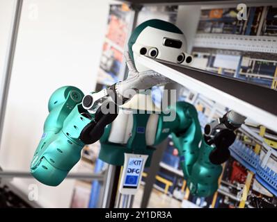 Karlsruhe, Deutschland. September 2024. Am Karlsruher Institut für Technologie (KIT) ist der humanoide Roboter ARMAR-6 am Institut für Anthropomatik und Robotik (IAR) zu sehen. Quelle: Uli Deck/dpa/Alamy Live News Stockfoto