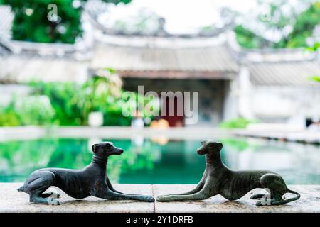 Hundeskulpturen als dekorative Elemente im traditionellen chinesischen Haus Sou Heng Tai in Bangkok/Thailand Stockfoto