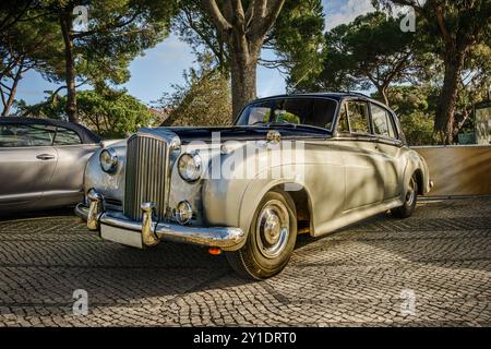 Lissabon, Portugal - 20. Januar 2024: Luxuriöser zweifarbiger Oldtimer des Bentley S1 auf einer Kopfsteinpflasterstraße, glänzende Karosserie und silberne Felgen, einzigartiger Kühlergrill. Stockfoto