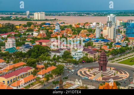 Unabhängigkeitsdenkmal / Luftsicht / Stadtbild. Zusammenfluss des Mekong River und des Tonle SAP River im Hintergrund. Phnom Penh, Kambodscha. © Kraig Lieb Stockfoto